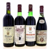 Lote 2695 - GARRAFAS DE VINHO TINTO - Conjunto de 4 garrafas de Vinho Tinto sendo 1 garrafa de Dão Terras Altas 1983, (750ml - 12%vol.), 1 garrafa de Douro Mesão Frio 1986, (750ml - 11%vol.), 1 garrafa de Douro Mesão Frio, Reserva 1986, (750ml - 12%vol.) 