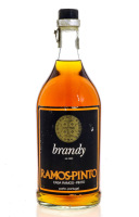 Lote 2701 - BRANDY RAMOS PINTO - Garrafa de Brandy, Casa Ramos Pinto, Porto, (1000ml - 40%vol.). Nota: garrafa idêntica foi vendida por € 26 na Oportunity Leilões. Consultar valor indicativo em https://oportunityleiloes.auctionserver.net/view-auctions/cat