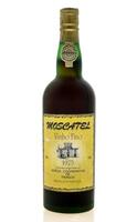 Lote 2724 - MOSCATEL FAVAIOS 1975 - Garrafa de Vinho Fino Moscatel, 1975, Adega Cooperativa de Favaios, (750ml - 17%vol.). Nota: garrafa idêntica à venda por € 98. Consultar valor indicativo em https://www.garrafeiranacional.com/1975-moscatel-favaios.html