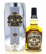 Lote 2758 - WHISKY CHIVAS REGAL 12 ANOS - Garrafa de Whisky, 12 Years Old, Premium Scotch Whisky, Chivas Brothers, Escócia (700ml - 40%vol). Nota: garrafa dos anos 1980s. Garrafa idêntica à venda por € 161,89. Em caixa de metal original. Consultar valor indicativo em https://www.masterofmalt.com/whiskies/chivas-regal/chivas-regal-12-year-old-1980s-whisky/