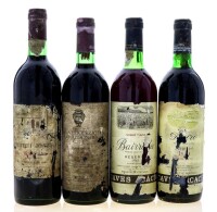 Lote 2759 - GARRAFAS DE VINHO TINTO - Conjunto de 4 garrafas de Vinho Tinto sendo 1 garrafa de Frei João Colheita de 1980, (750ml), 1 garrafa de Adega Cooperativa de Redondo Garrafeira 1979, (750ml), 1 garrafa de Bairrada Caves Acácio Reserva 1983, (750ml