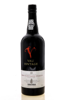 Lote 2760 - PORTO SANDEMAN VAU VINTAGE 2000 - Garrafa de Vinho do Porto, Vintage 2000, engarrafado em 2002, Sandeman & Cª, Vila Nova de Gaia, (750ml – 20%vol.). Nota: garrafa idêntica à venda por € 61,72 (USD 69,99). Consultar valor indicativo em https://