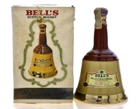 Lote 2774 - WHISKY BELL'S - Garrafa decanter de whisky, Blended Scotch Whisky, Specially Selected, Arthur Bell & Sons, Scotland, (750m l - 43%vol.). Nota: garrafa com um valor médio de venda de € 100. Em caixa de cartão original. Consultar valor indicativ