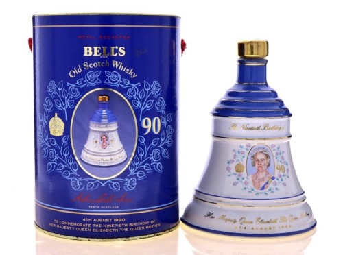 Lote 2783 - WHISKY BELL´S QUEEN MOTHER 90th BIRTHDAY - Garrafa de Whisky Decanter, Bells, Comemorativa do Aniversário Queen Mother 90th Birthday, 4th August 1990, (750ml - 43%vol.). Nota: garrafa idêntica à venda por € 123 (£ 110). Consultar valor indicat