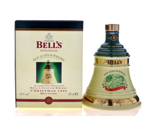 Lote 2789 - WHISKY BELL'S CHRISTMAS 1998 - Garrafa Decanter de Whisky, Old Scotch Whisky, (700ml - 40%vol.). Nota: garrafa idêntica à venda por € 116,54 (£ 104,19). Em caixa de cartão original. Consultar valor Indicativo em https://www.fairleys-wines.co.u