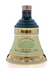 Lote 2789 - WHISKY BELL'S CHRISTMAS 1998 - Garrafa Decanter de Whisky, Old Scotch Whisky, (700ml - 40%vol.). Nota: garrafa idêntica à venda por € 116,54 (£ 104,19). Em caixa de cartão original. Consultar valor Indicativo em https://www.fairleys-wines.co.u - 3