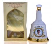 Lote 2791 - WHISKY BELL´S DECANTER - Garrafa de Whisky Porcelain Decanter, Bells, Comemorativa do Queen's 60th Birthday 1986. (750ml – 43%vol.). Nota: garrafa idêntica à venda por € 167,78 (£ 150). Em caixa de cartão original. Consultar valor indicativo em https://www.frazierswine.co.uk/bells-whisky-decanter-60th-birthday-of-queen-elizabeth-ii/