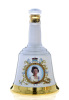 Lote 2791 - WHISKY BELL´S DECANTER - Garrafa de Whisky Porcelain Decanter, Bells, Comemorativa do Queen's 60th Birthday 1986. (750ml – 43%vol.). Nota: garrafa idêntica à venda por € 167,78 (£ 150). Em caixa de cartão original. Consultar valor indicativo e - 2