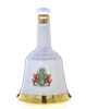 Lote 2791 - WHISKY BELL´S DECANTER - Garrafa de Whisky Porcelain Decanter, Bells, Comemorativa do Queen's 60th Birthday 1986. (750ml – 43%vol.). Nota: garrafa idêntica à venda por € 167,78 (£ 150). Em caixa de cartão original. Consultar valor indicativo e - 3