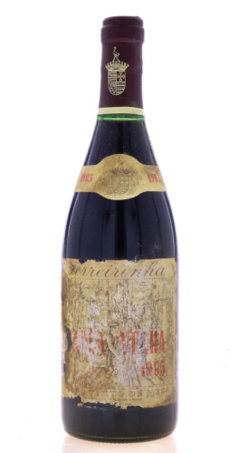 Lote 2796 - BARCA VELHA 1985 - Garrafa de Vinho Tinto, Barca-Velha, Colheita 1985, Ferreirinha, A.A.Ferreira, Vila Nova Gaia, (750ml - 12%vol.). Nota: garrafa idêntica à venda por € 439. Rótulo danificado. Consultar valor indicativo https://www.garrafeira