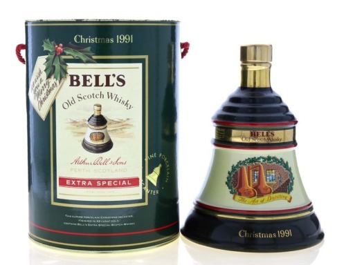 Lote 2797 - WHISKY BELL'S CHRISTMAS 1991 - Garrafa Decanter de Whisky, Old Scotch Whisky, Extra Special, (750ml - 43%vol). Nota: garrafa semelhante à venda por € 96,85 (£ 85,00) conversão ao dia. Em caixa de cartão original. Consultar valor indicativo em 