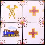 Lote 26 - VIÚVA LAMEGO, AZULEJOS - Conjunto de 4 azulejos com decoração figurativa, motivos: florais, comboio, cruzes e trompetas. Dim: 14x14 cm (aprox. Cada). Marcados no reverso. Nota: sinais de uso, falhas e defeitos
