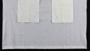 Lote 8 - LENÇOL E ALMOFADAS EM LINHO COM BORDADOS - Conjunto de lençol e par de almofadas em tecido de linho branco bordado à mão, desenho de flores em linha branca e azul. Dim: 190x256 cm e 50x67 cm. Nota: pequenos sinais de uso, almofadas com manchas