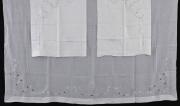 Lote 44 - LENÇOL E ALMOFADAS EM LINHO COM BORDADOS - Conjunto de lençol e par de almofadas em tecido de linho branco bordado à mão, desenho de flores em linha branco pérola. Dim: 205x260 cm e 63x79 cm. Nota: sem uso