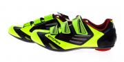 Lote 7 - VITTORIA, TÉNIS DE CICLISMO - Made in Biella Italy, modelo V-Flash, cor amarelo fluorescente e preto, com presilhas de velcro. Tamanho 42. Com pvp de € 115. Nota: sem uso, com etiquetas, em caixa de origem