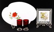 Lote 4 - CONJUNTO EM VIDRO - Composto por travessa policromada com rosas em vidro opalino, pequeno cinzeiro decorado com borboleta e par de cálices em vidro vermelho fosco. Dim: 26,5x18 cm (travessa). Nota: sinais de uso
