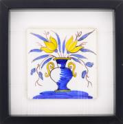 Lote 5 - AZULEJO, SÉC. XVIII - Azulejo antigo aplicado em moldura vitrine. Azulejo com desenho de jarrão com flores em tons azul e amarelo, pintado à mão. Dim: 14,8x14,8 cm (azulejo), 25x25 cm (moldura). Nota: sinais de uso