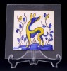 Lote 42 - AZULEJO, SÉC. XVIII - Azulejo antigo aplicado sobre placa de acrilico. Decoração policromada com motivos faunísticos e vegetalistas, pintado à mão. Dim: 14.5x14.5 cm (azulejo), 20x20 cm (acrílico). Nota: sinais de manuseamento e desgastes