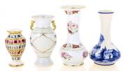 Lote 85 - JARRAS EM PORCELANA E FAIANÇA - Conjunto composto por 4 jarras em porcelana e faiança, com decoração floral policromática. Dim: 18 e 11 cm (maior e menor). Nota: cabelos, sinais de uso