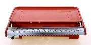 Lote 97 - SONIX, BALANÇA DE COZINHA VINTAGE - Em metal vermelho de fabrico nacional com capacidade de pesagem até 12 kg. Dim: 8x29x19 cm. Nota: sinais de uso e pontos de oxidação. Falta tabuleiro em inox