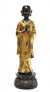 Lote 99 - ARTE ORIENTAL, BUDA - Estatueta de Buda assente sobre base em forma de flor de lótus em resina patinada a dourado. Dim: 44 cm (altura). Nota: sinais de uso