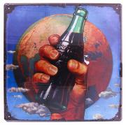 Lote 105 - COCA-COLA, PLACA PUBLICITÁRIA EM METAL - Placa quadrada ao estilo vintage, com publicidade à marca "Coca-Cola" com a representação de uma mão a agarrar uma garrafa clássica e o mundo em fundo. Dim: 30x30 cm. Nota: embalada