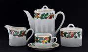 Lote 135 - SERVIÇO DE CAFÉ EM PORCELANA CHINESA - Conjunto de 27 peças marcadas na base, Made in China, decoração natalícia, com frisos dourados, composto por bule, açucareiro, leiteira e 12 chávenas com pires. Dim: 15 cm de altura (bule). Nota: sinais de uso