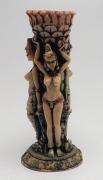 Lote 9 - CASTIÇAL - em resina esculpida e policromada, decorada com figuras femininas e ícones. Dimensão: 24 cm de altura. Sinais de uso e pequenas lacunas