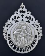 Lote 3 - MEDALHA PENDENTEEM PRATA 833 - Medalha pendente com decoração relevada e vazada com arcanjo "Deus te protea". Peso: 36,9 g. Dim: 9 cm (diâmetro). Nota: com marcas de contraste em vigor de 1938 a 1984. Sinais de uso