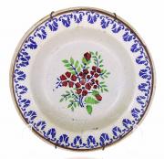 Lote 7 - PRATO DE SOPA EM FAIANÇA PORTUGUESA, ANTIGO - Decoração policromada com motivo floral em rosa, verde e azul, bordo com padrão vegetalista em azul e friso de tom vinoso. Dim: 22 cm de diâmetro. Nota: sinais de uso, desgastes e esbeiçadelas