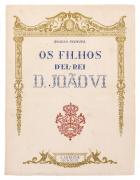 Lote 22 - OS FILHOS D´EL REI D. JOÃO VI - Por Ângelo Pereira, 1946. Exemplar idêntico encontra-se à venda por € 140. 1ª edição (Ex.nº261), Empresa Nacional de Publicidade, Lisboa. In-4º (25,5 cm). Encadernação de capa de brochura. Profusamente ilustrado. Nota: sinais de manuseamento, ligeiras falhas na lombada e páginas por aparar e por abrir. Consultar valor indicativo em https://khronosbazaar.pt/livro/37837/os-filhos-de-el-rei-djoao-vi