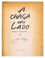 Lote 106 - A CHAGA DO LADO - SÁTIRAS E EPIGRAMAS - Por José Régio, 1954, 1ª edição, Portugália, Lisboa, In-4º (22,5 cm). Encadernação de capa de brochura. Nota: sinais de manuseamento e desgastes. Nota: sinais de manuseamento, pontos de acidez e páginas p