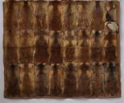 Lote 1386 - Manta de pêlo de raposa Ibérica aplicada sobre lã bege, com cerca de 30 lombos de raposa, com 180x160 cm, Nota: apresenta sinais de uso e ponta descosida