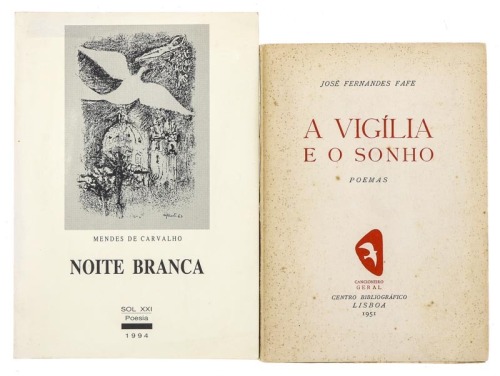 Lote 826 - CONJUNTO DIVERSO DE LIVROS DE POESIA - 2 Vols. "JA VIGÍLIA E O SONHO", José Fernandes Fafe, 1951, 1ª edição, Centro Bibliográfico, Lisboa, Primeiro livro do autor, In-8º (19 cm); e "NOITE BRANCA", Mendes de Carvalho, 1994, Sol XXI Poesia, (1924