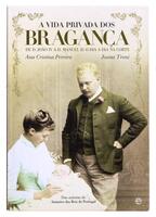 Lote 901 - A VIDA PRIVADA DOS BRAGANÇA - DE D. JOÃO IV A D. MANUEL II: O DIA A DIA NA CORTE - Por Ana Cristina Pereira e Joana Troni, 2011, A Esfera Dos Livros, Lisboa. Encadernação de capa de brochura. Profusamente ilustrado. Nota: exemplar bem estimado