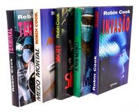 Lote 904 - CONJUNTO DE LIVROS DA AUTORIA DE ROBIN COOK - 5 Vols. "JOVEM MÉDICO" (1984); "INVASÃO" (1998); "SÍNCOPE" (1984); "MEDO MORTAL" (1989); "TERMINAL" (1993). Edição do Círculo de Leitores, Lisboa. Encadernações cartonadas. Nota: exemplares bem esti