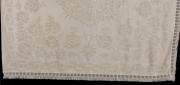 Lote 2 - COLCHA AO ESTILO ALMALAGUÊS - Colcha em algodão de tom bege, desenho floral com remate de franjas. Dim: 230x245 cm. Nota: pequenos sinais de uso