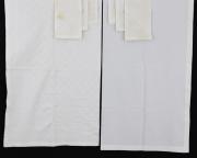 Lote 9 - TOALHAS E GUARDANAPOS - Conjunto de 2 toalhas e 6 guardanapos em tecido branco. Dim: 144x232 cm (adamascado), 138x268 cm e 39x40 cm. Nota: sinais de uso, com manchas