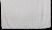 Lote 23 - COLCHA EM ALGODÃO - Colcha em algodão grosso com relevos, desenho vegetalista com remate de franjas. Dim: 220x230 cm. Nota: sinais de uso