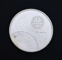 Lote 23 - MOEDA 8 EUROS, EURO 2004 EM PRATA, ANO 2003 - Moeda 8 Euros Euro 2004 – ano 2003 prata. Peso: 21 g. Dim: 3,5 cm (diâmetro). Muito bom estado de conservação. Nota: Sem classificação atribuída, cabe ao licitante atribuir a classificação e a valori