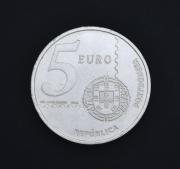 Lote 145 - PORTUGAL, MOEDA DE 5 EUROS EM PRATA, ANO 2003 - Alusiva aos 150 Anos do Primeiro Selo Português. Peso: 14 g. Dim: 3 cm (diâmetro). Muito bom estado de conservação. Nunca foi usada. Nota: Sem classificação atribuída, cabe ao licitante atribuir a classificação e a valorização que entender correta