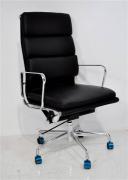 Lote 2125 - CHARLES & RAY EAMES Office Chair, cadeira com braços, base giratória em cromado, assento e costas em pele preta, reprodução, com rodízios, com 114x53x59 cm, Nova a Estrear. Nota: Esta peça original nova tem um PVP 3.966€ (ver em www.einrichten-design.de).