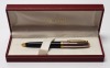 Lote 22 - SHEAFFER, ESFEROGRÁFICA - BALLPOINT - Corpo em resina com tampa em aço inoxidável, clip e acabamentos banhados a ouro. Made in U.S.A. Bom estado de conservação, ligeiros sinais de uso. Acondicionada em caixa de origem com documentação