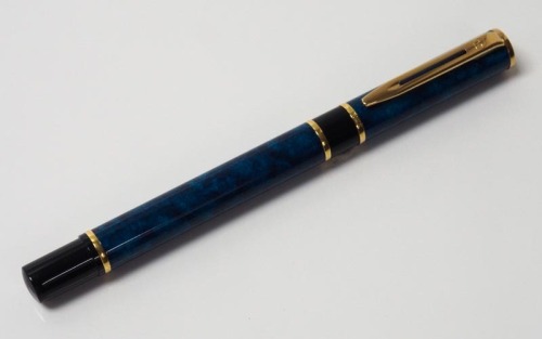 Lote 39 - WATERMAN, CANETA DE APARO - Corpo e tampa em decoração marmoreada de tonalidade azul turquesa com aparo, clip e acabamentos banhados a ouro, aparo tamanho F. Made in France. Ótimo estado de conservação. Nota: Proveniente de loja de colecionismo/