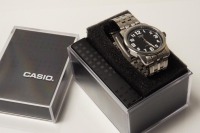 Lote 51 - CASIO - Relógio de pulso. Ref: MTP-1260P. Quartz. Japan Movement. Caixa em metal cromado com tampa em aço inoxidavél, aprox. 38mm de diâmetro. Mostrador negro com marcadores de horas e ponteiros luminiscentes, resistente á água. Bracelete de ori