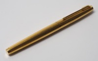 Lote 63 - PARKER 14K - Caneta de aparo. Made in U.S.A. Corpo ,tampa e clip banhados a ouro, decoração canelada. Aparo em ouro de 14k oficialmente marcado, gravado "65". Muito bom estado geral, ligeiros sinais de uso. Nota: Gravado no corpo " João Salgado"