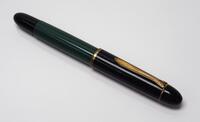 Lote 70 - PELIKAN VINTAGE - Corpo em resina de cor verde com tampa a preto, aparo banhado a ouro. Made in Germany. Anos 50. Nota: Bom estado geral, sinais de uso.