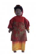 Lote 18 - MINIATURA BONECA DE PORCELANA - Somália, boneca em porcelana de colecção vestida com roupas representativas dos trajes regionais do seu pais. Dim: 22 cm (aprox.). Nota: apresenta sinais de uso