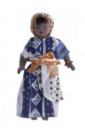 Lote 23 - MINIATURA BONECA DE PORCELANA - Nigéria, boneca em porcelana de colecção vestida com roupas representativas dos trajes regionais do seu pais. Dim: 22 cm (aprox.). Nota: apresenta sinais de uso