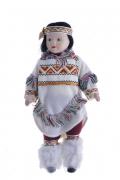Lote 36 - MINIATURA BONECA DE PORCELANA - Canadá (índia), boneca em porcelana de colecção vestida com roupas representativas dos trajes regionais do seu pais. Dim: 22 cm (aprox.). Nota: apresenta sinais de uso